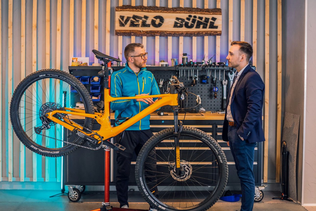 Markus Pietsch und Filipe Magnus dos Reis unterhalten sich im Fahrradladen
