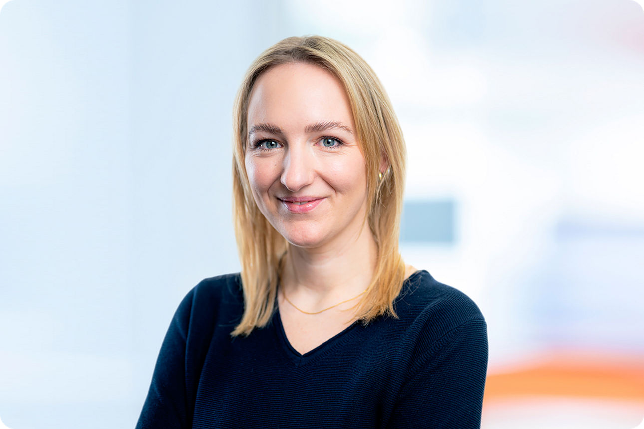 Recruiterin Regine von der Berliner Volksbank lächelt in die Kamera