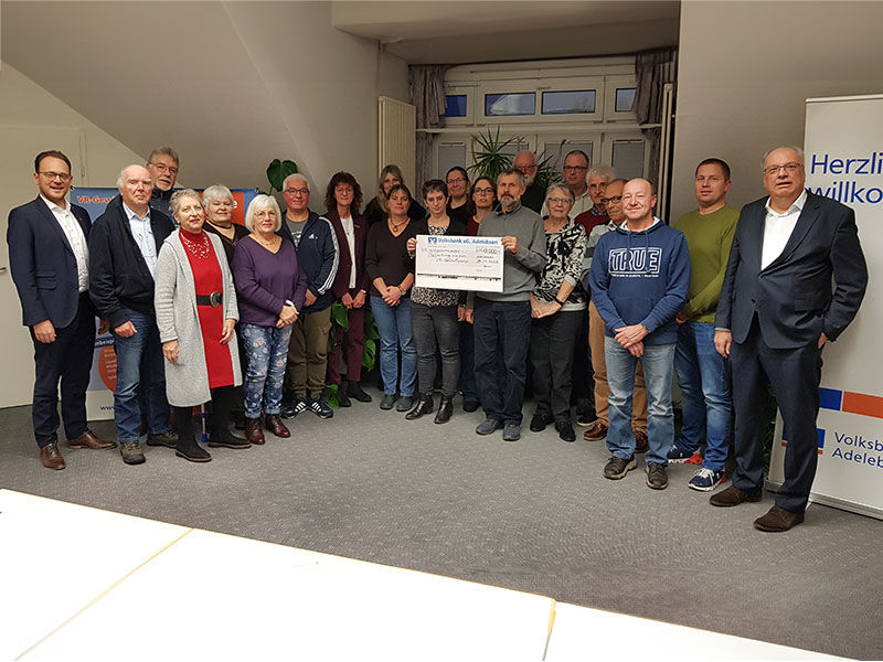 Eine Gruppe von Menschen spendet Geld 