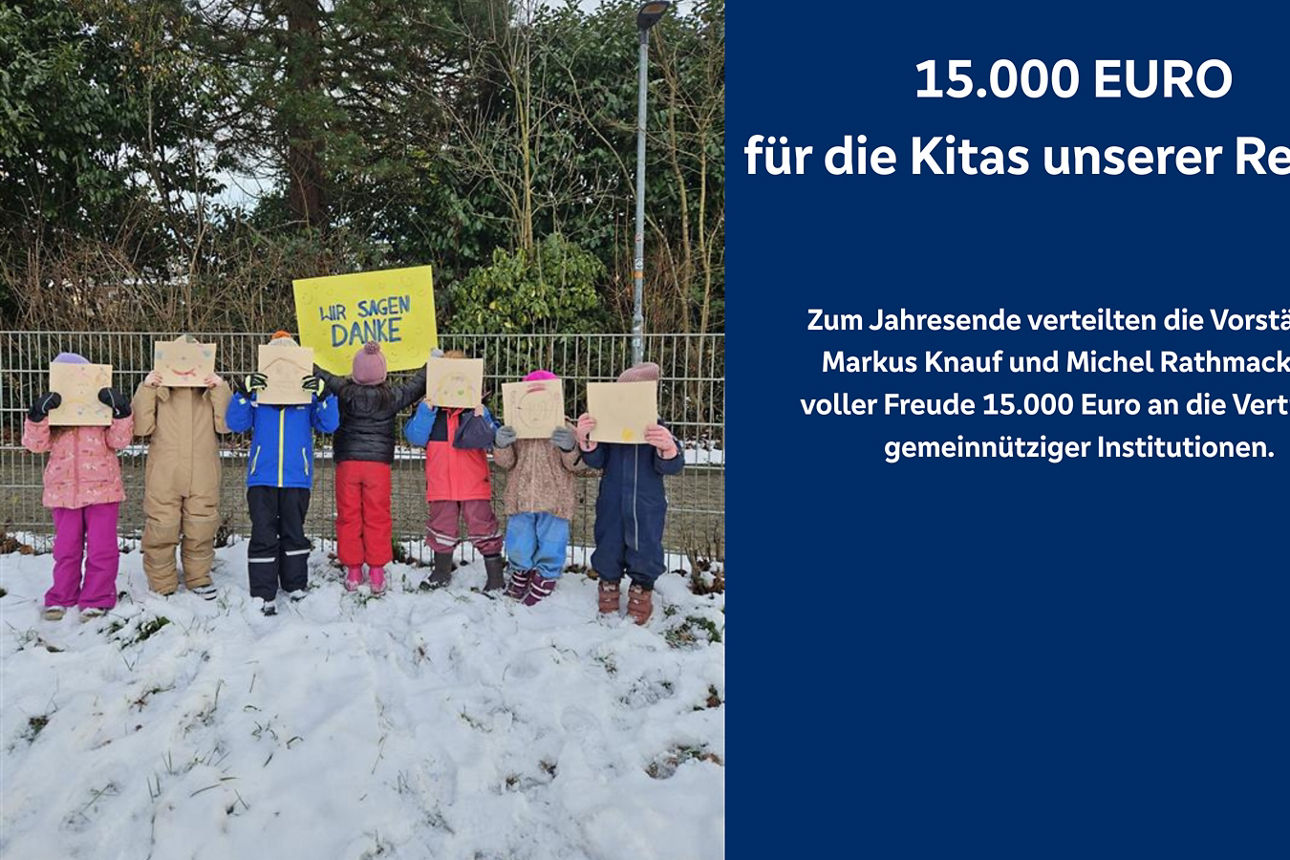 Kinder im Schnee halten Schilder mit Dankesbotschaft, Gruppenfoto im Freien