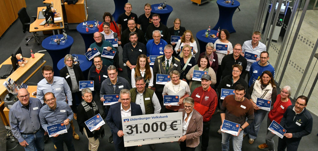 Gruppenfoto der Vereinsvertreter mit symbolischem Scheck