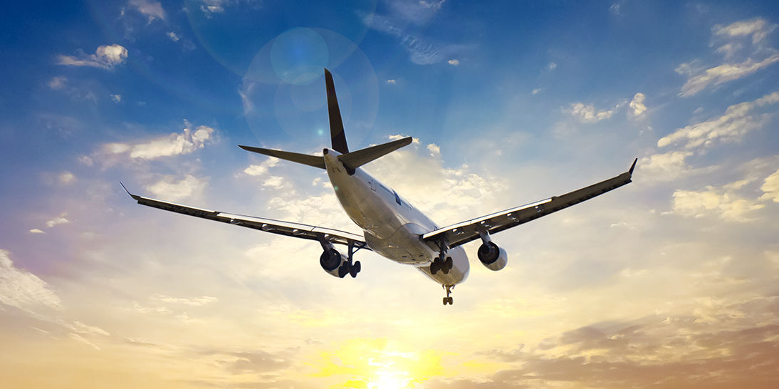 Flugzeug am Himmel