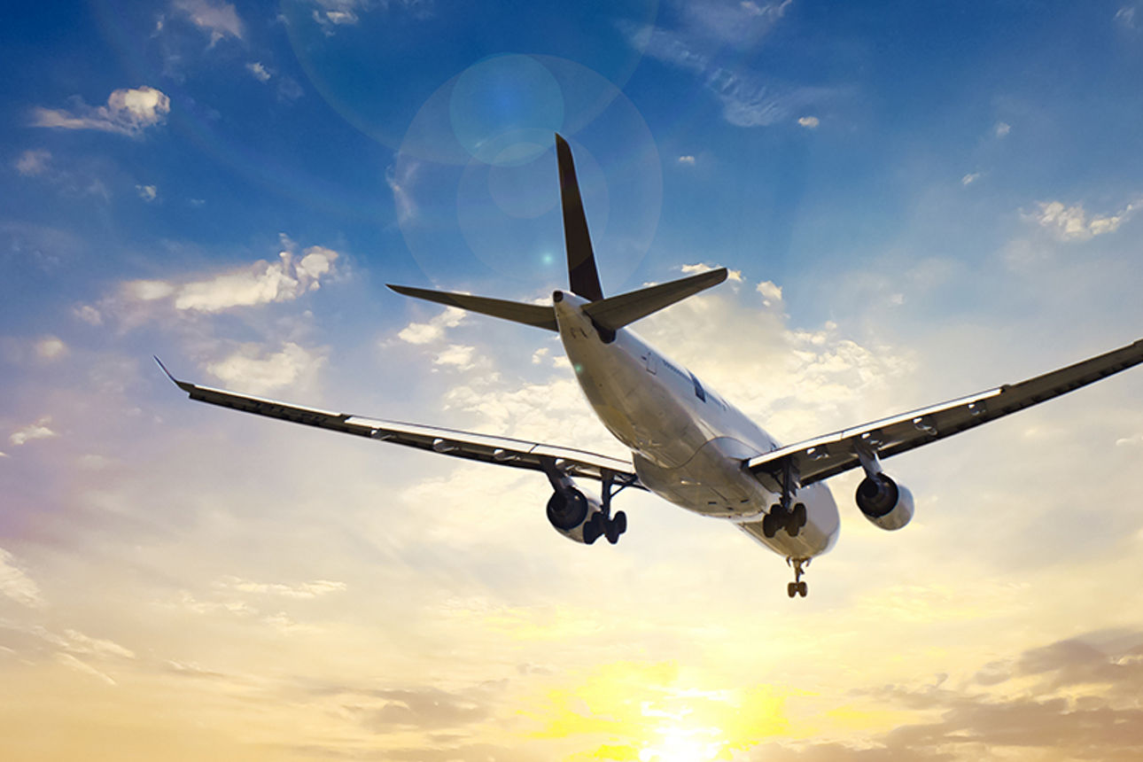 Flugzeug am Himmel