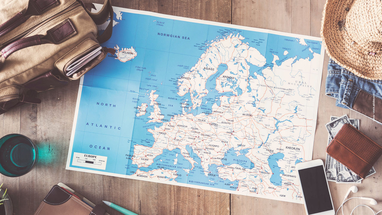 auf einem Tisch liegt ein Kartenausschnitt von Europa