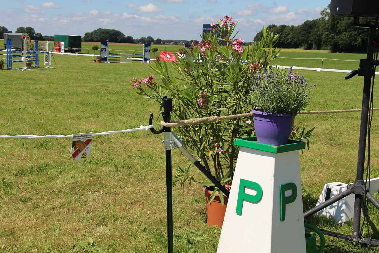 Umrandung des Springturnierplatzes auf Gut Basthorst
