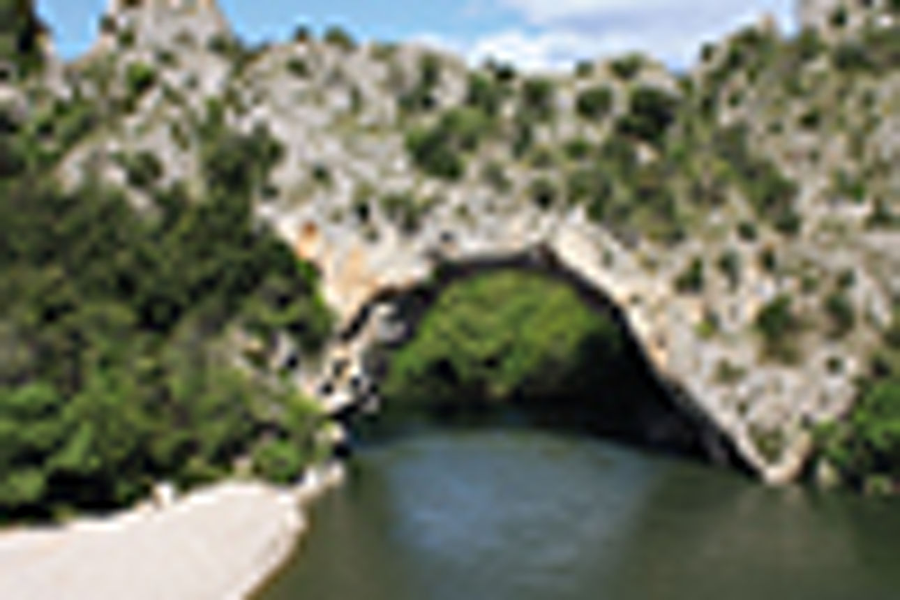 Eine große Felsformation mit einer Brücke