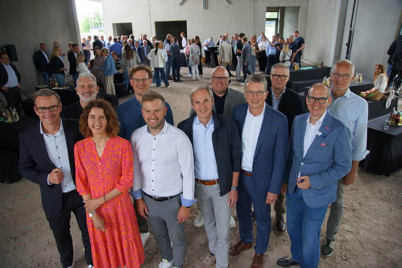 Gruppenbild der Neuland Campus Partner und Beteiligten auf dem Richtfest        