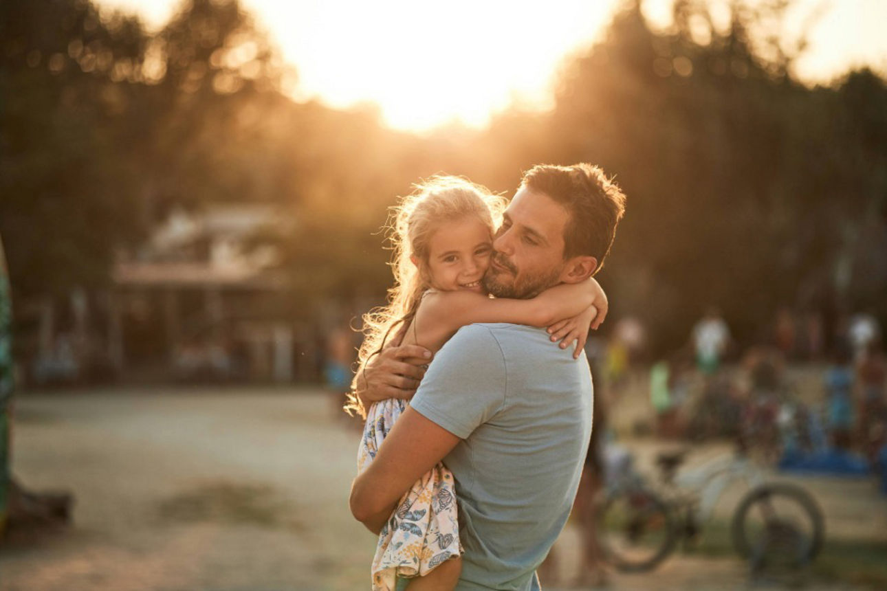 Ein Vater umarmt seine Tochter