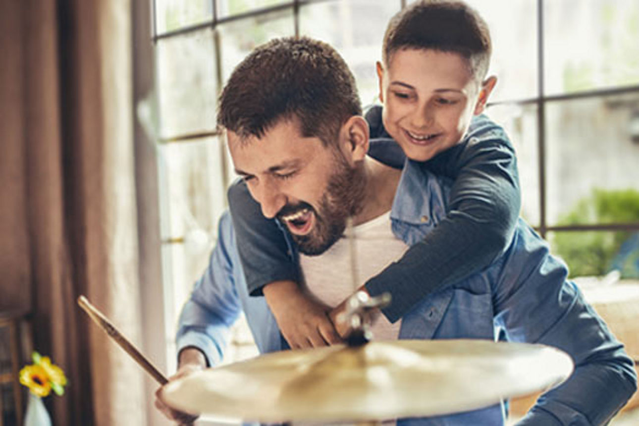 Vater und Sohn am Schlagzeug