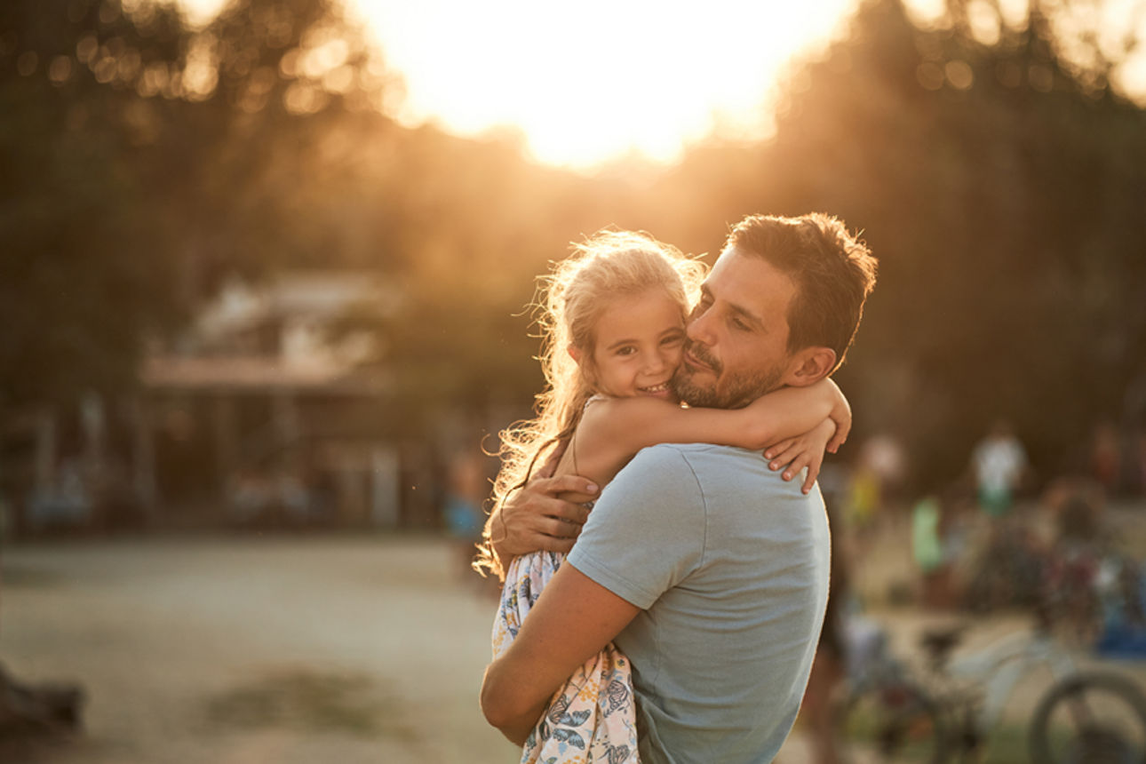 Ein Vater umarmt seine Tochter