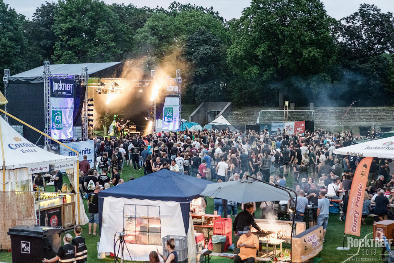 Aufnahme vom Rocktreff in Mariendorf mit Bühne und Publikum