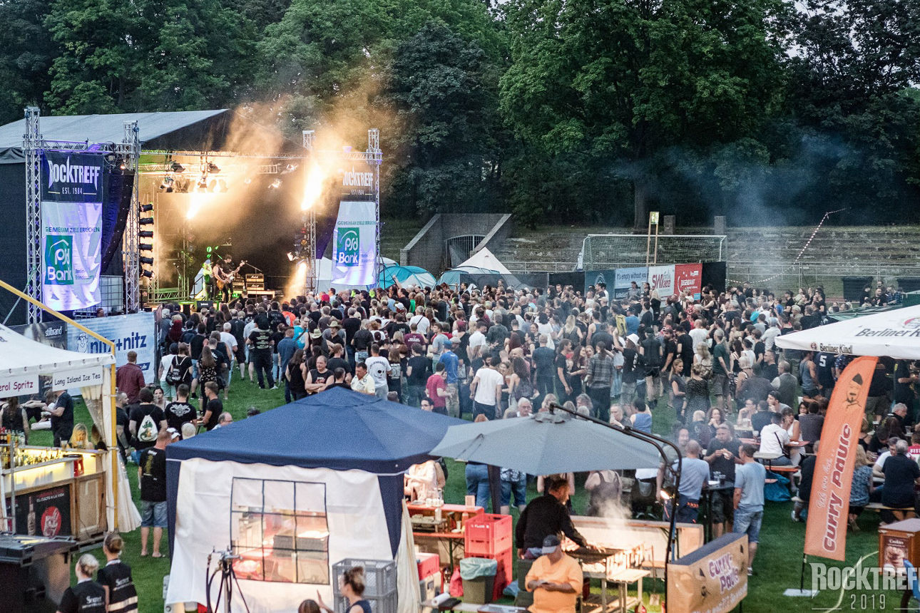 Aufnahme vom Rocktreff in Mariendorf mit Bühne und Publikum