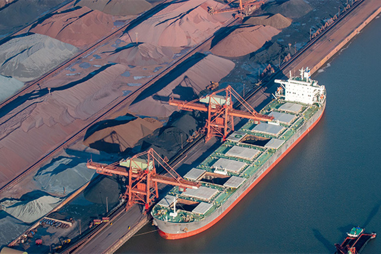 Schiff am Hafen verladet gerade Rohstoffe