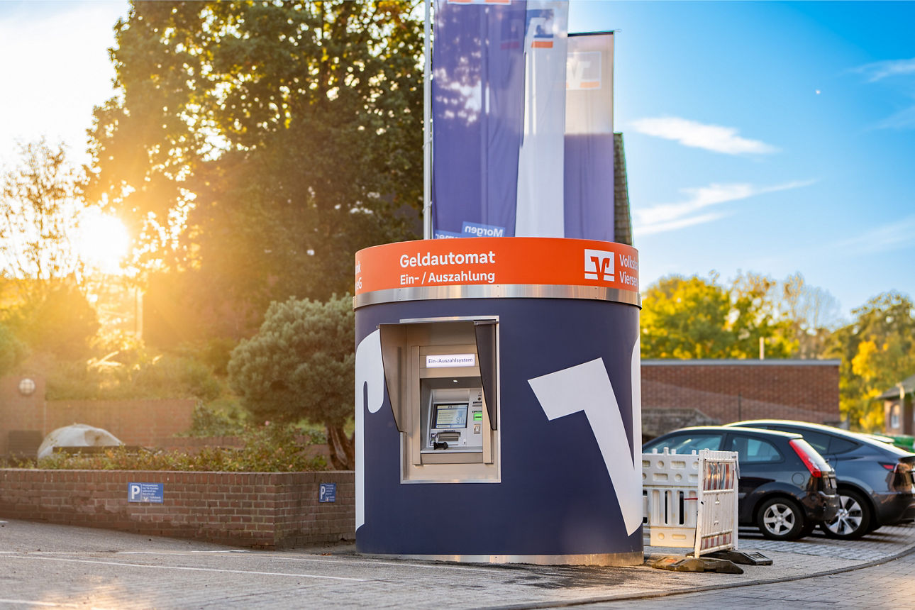 Neue Geldautomaten-Rotunde Niederkrüchten im Sonnenuntergang