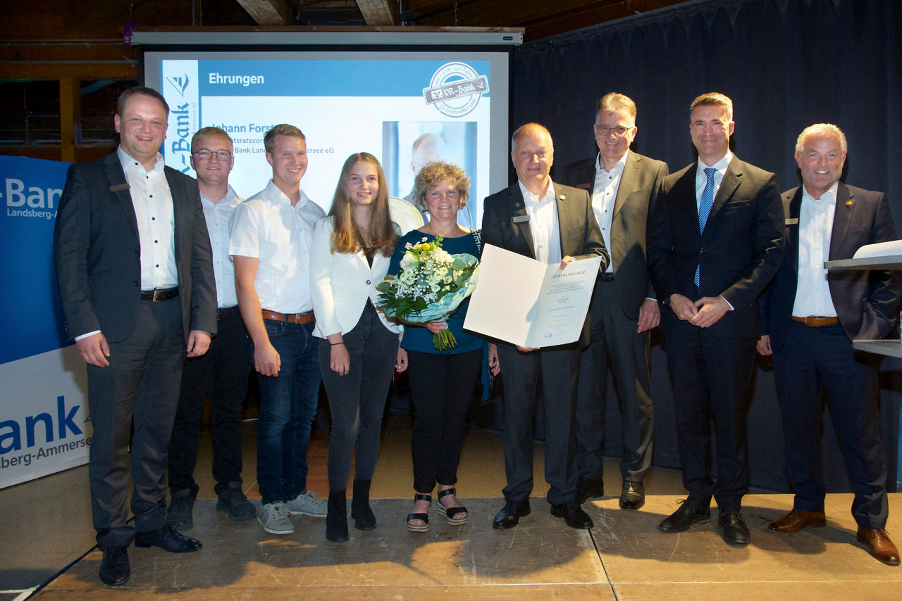 VR-Bank Vertreterversammlung im feierlichen Rahmen zum Jubiläum 140 Jahre erfolgreiche Unternehmensgeschichte / Wandelhalle Sportzentrum Landsberg