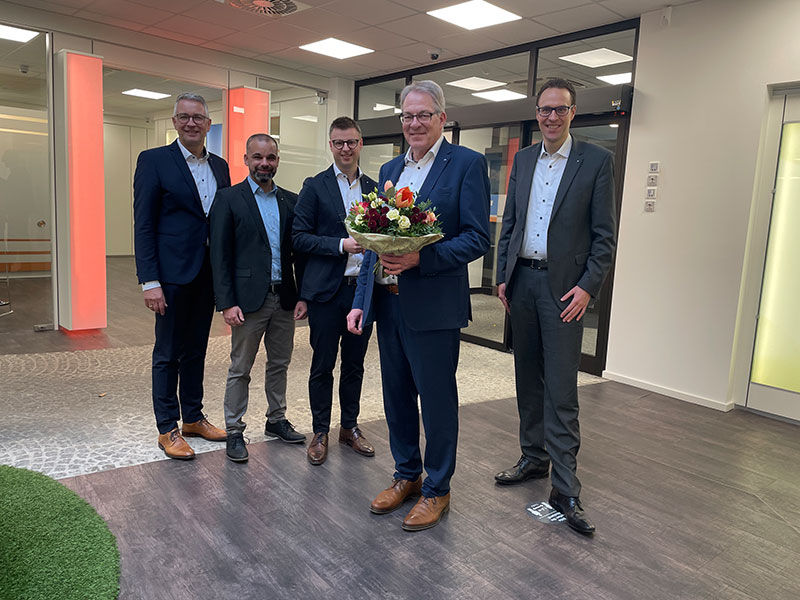 Fünf Männer posieren für ein Foto