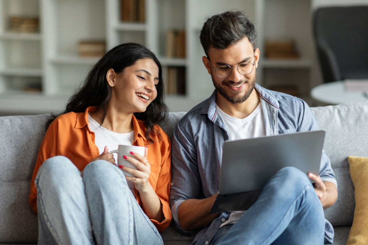 Frau und Mann vor Laptop