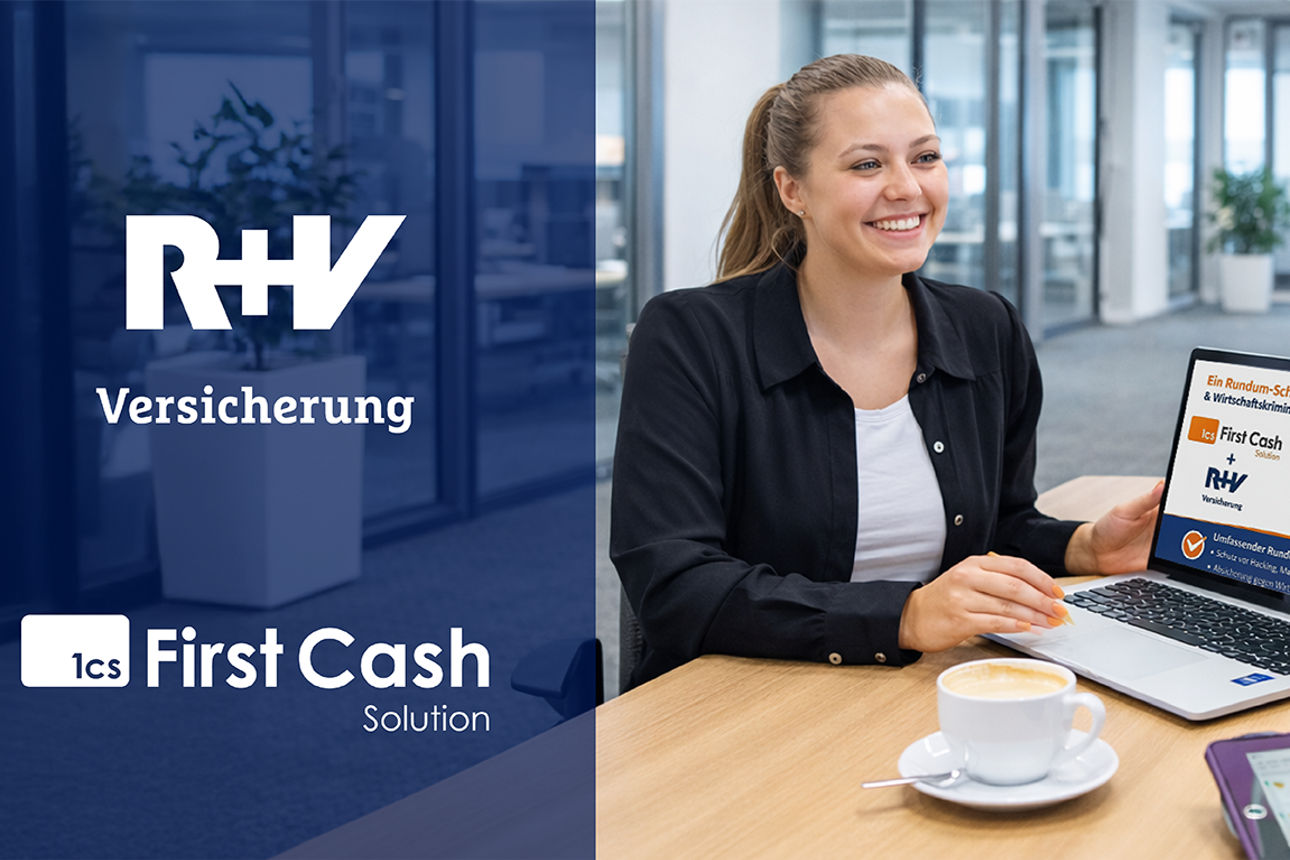 Logos von R+V und First Cash Solution vor blauem Hintergrund sowie zwei junge Damen in einem Beratungsgespräch an einem Tisch