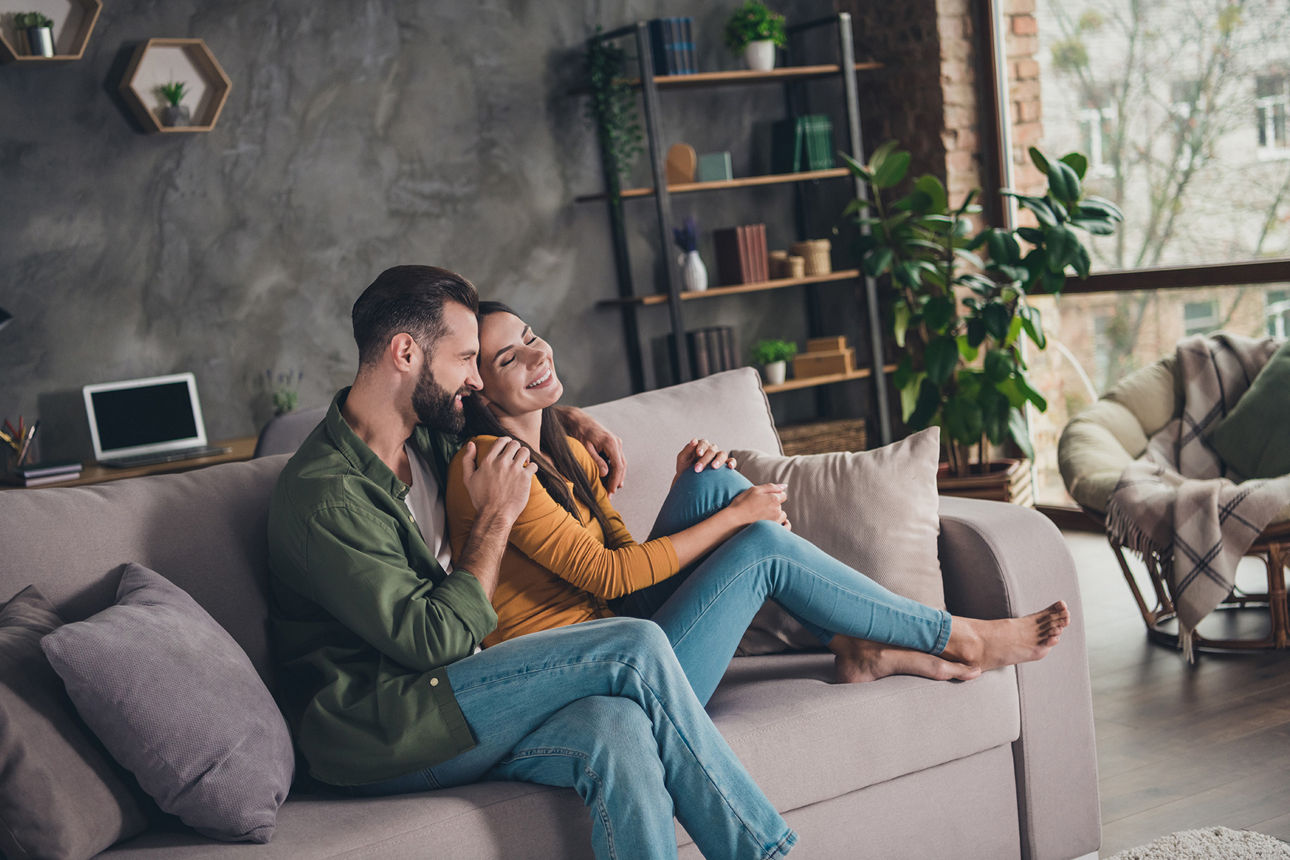 Ein Paar sitzt zusammen auf dem Sofa