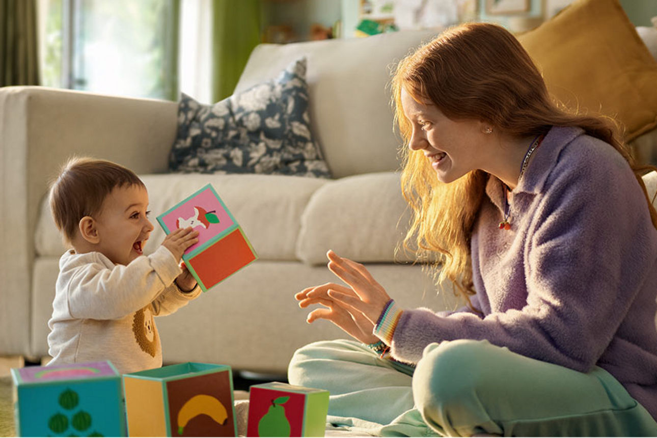 Frau spielt mit Kind