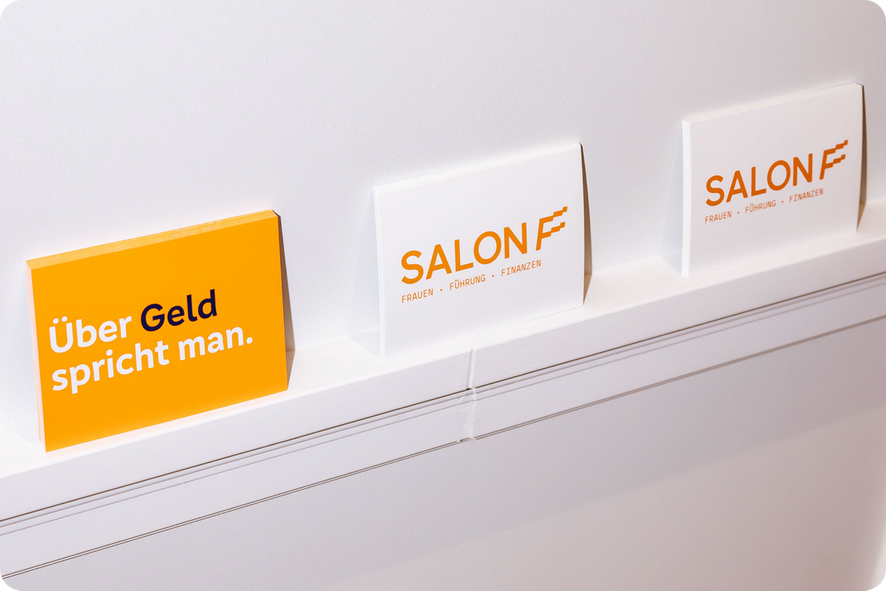 3 Aufsteller mit der Aufschrift Über Geld spricht man und Salon F