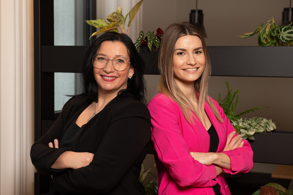 Silvia Joekel und Sandra Hoffmann lächeln in die Kamera
