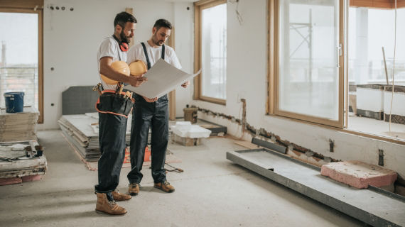 Zwei Männer auf der Baustelle