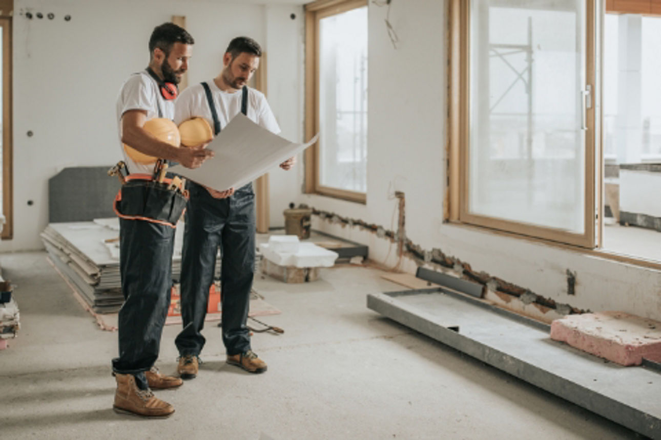 Zwei Männer auf der Baustelle
