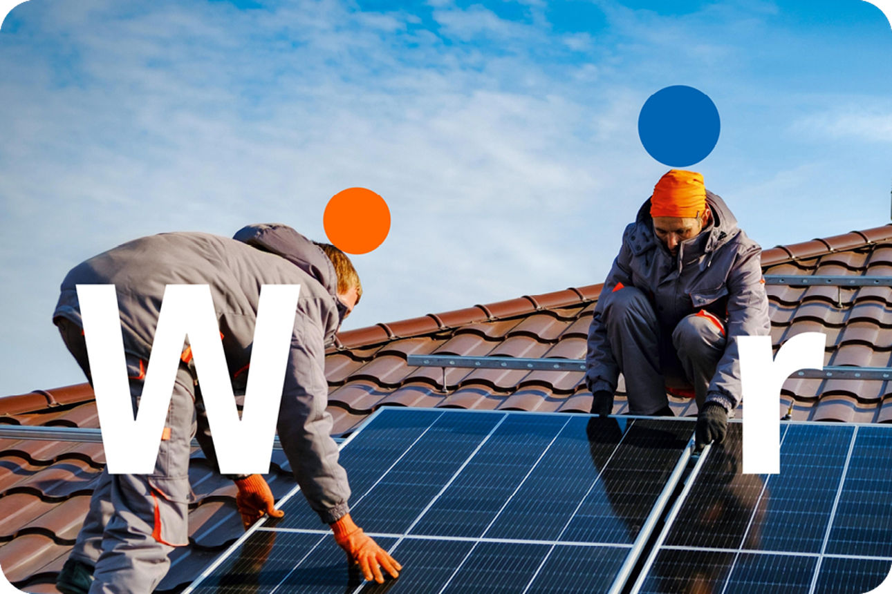 Zwei Personen installieren eine PV-Anlage auf dem Dach