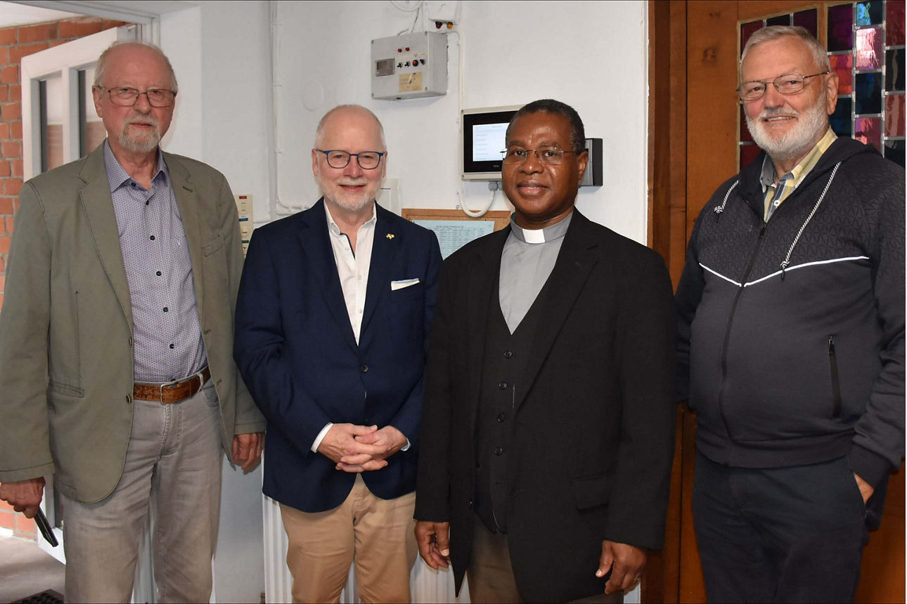Mitglieder vom Verein zur Förderung der Kath. Gemeinde St. Michael Schwarzenbek mit dem Pastor vor dem Fernsteuerungsgerät