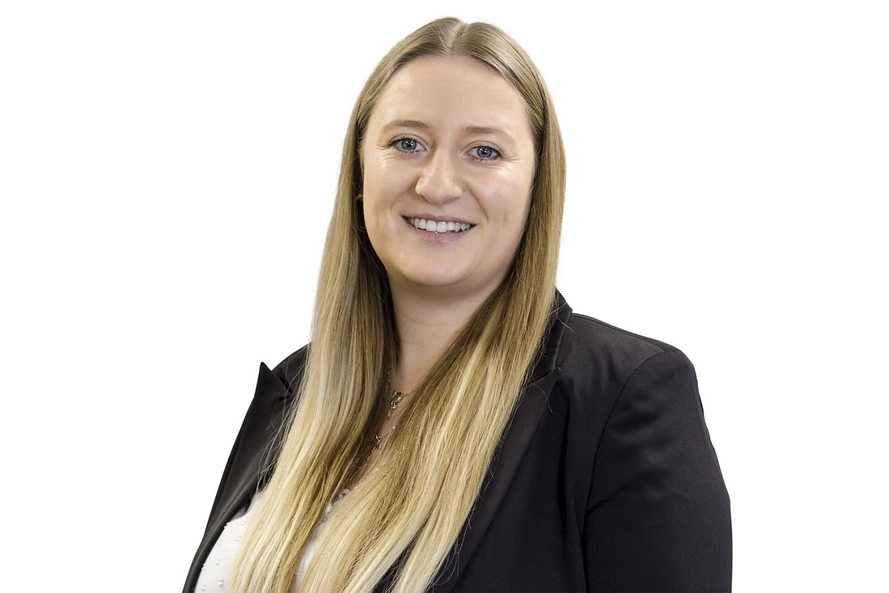 Portraitbild Frau Saskia Schönmetz, Mitarbeiterin der Bopfinger Bank Sechta-Ries eG mit schwarzem Jacket und weißer Bluse.