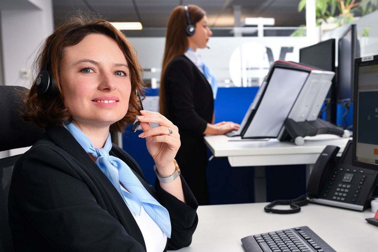 Mitarbeiterin der VR-Bank Donau-Mindel eG hält ihr Headset