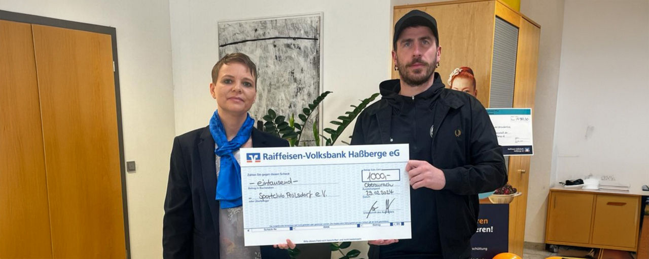Anja Marquart, Kundenberaterin der Raiffeisen-Volksbank Haßberge eG übergibt die Spende an den SV Prölsdorf