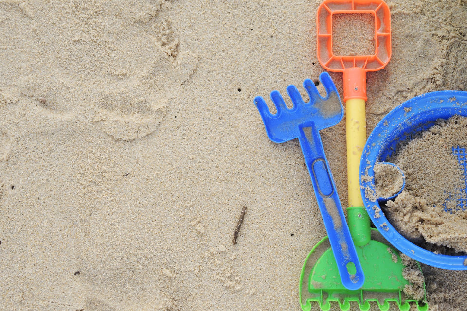 Sand mit Sandspielzeug