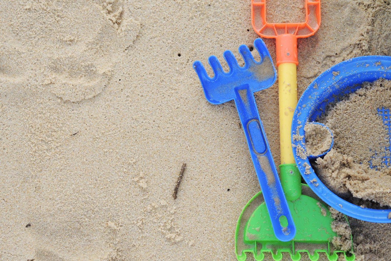 Sand mit Sandspielzeug