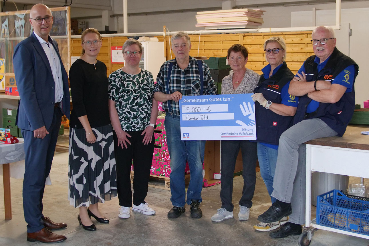 Vorstandsmitglied Guido Mülder und Stiftungsberaterin Andrea Wilken übergeben einen symbolischen Scheck an die Emder Tafel