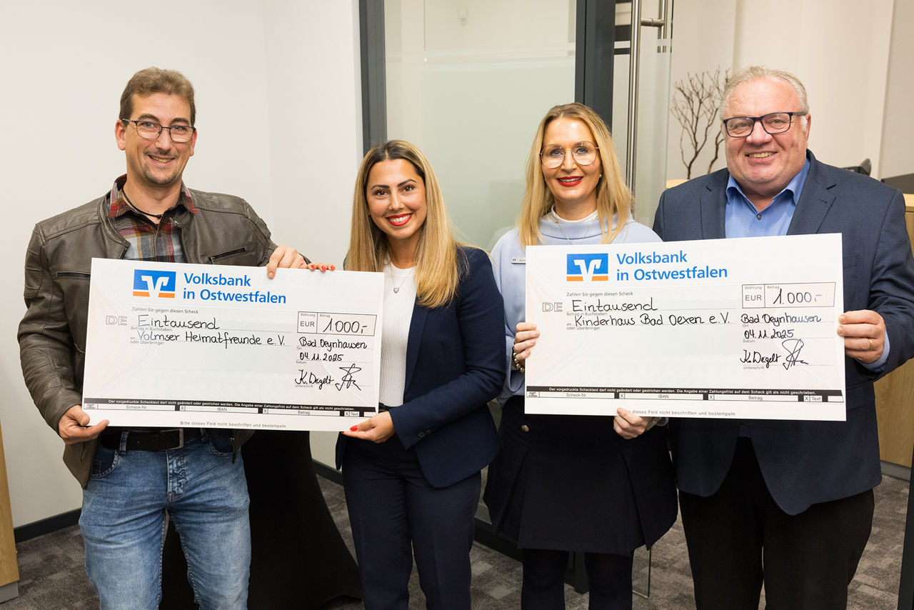 Scheckübergabe anlässlich der Eröffnung der neuen Geschäftsstelle an die Volmser Heimatfreunde und das Kinderhaus Bad Oexen