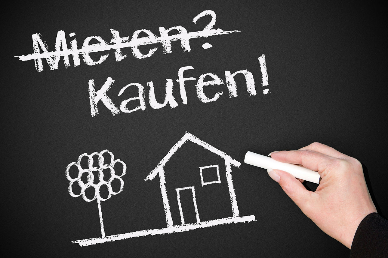 Schiefertafel mit gezeichnetem Haus - mieten oder kaufen