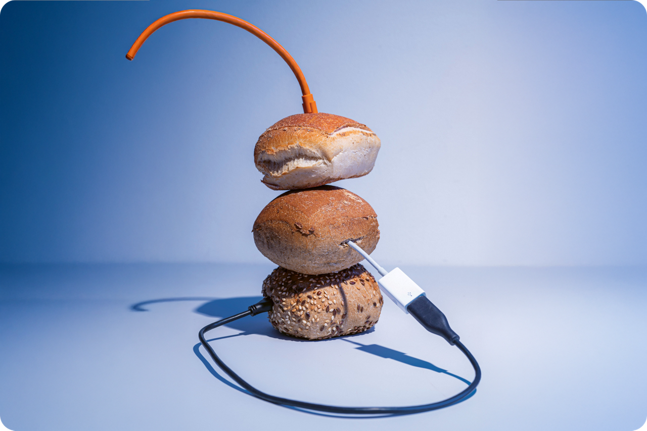 Drei gestapelte Schrippen, in die Kabel gesteckt wurden