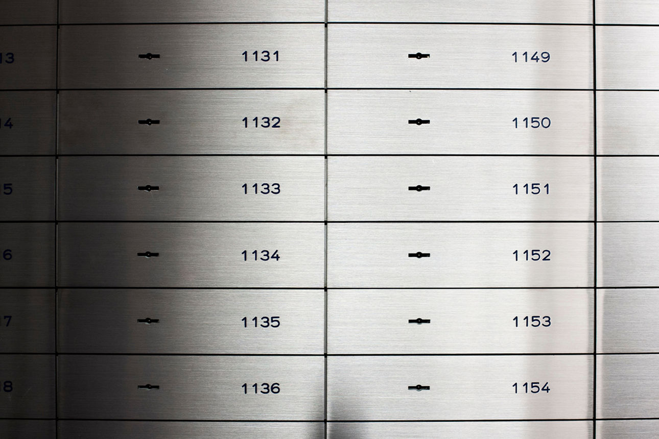 Nahaufnahme von silbernen Schließfächern über- und untereinander