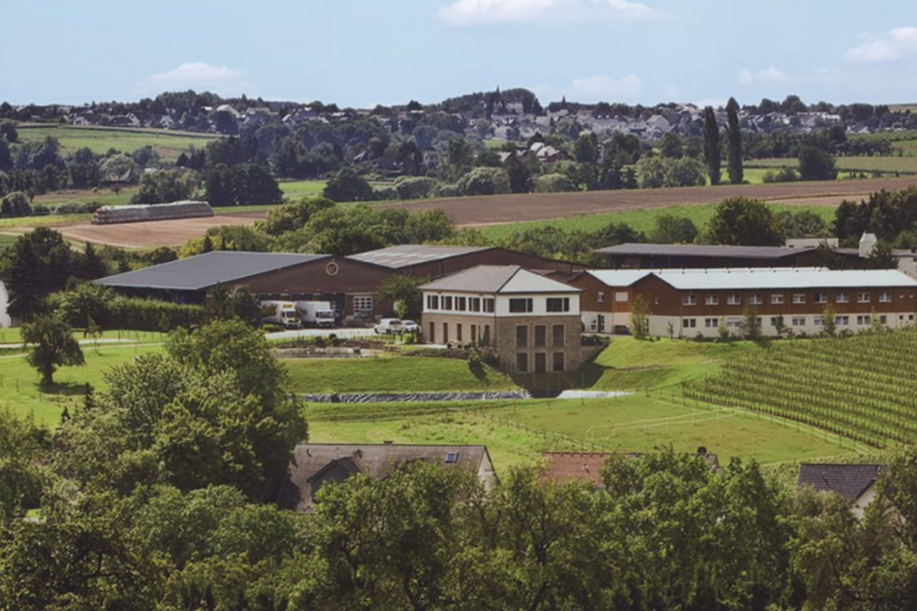 Luftaufnahme von Schneiders Obsthof in Wachtberg mit Hofgebäuden, Weinbergen und ländlicher Umgebung