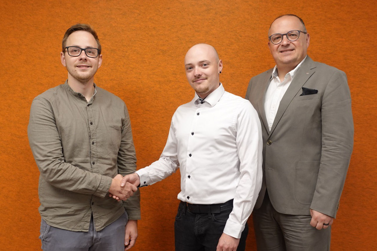 Moritz Schnellhardt (Mitte) mit Teamleiter IT Dominik Ritz und Vorstandsmitglied Matthias Herpich (von links)