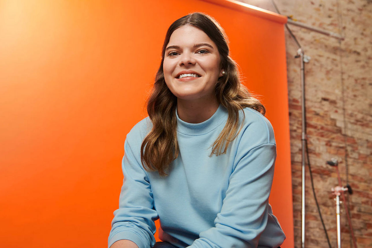 Junge Frau sitzt auf einem Stuhl