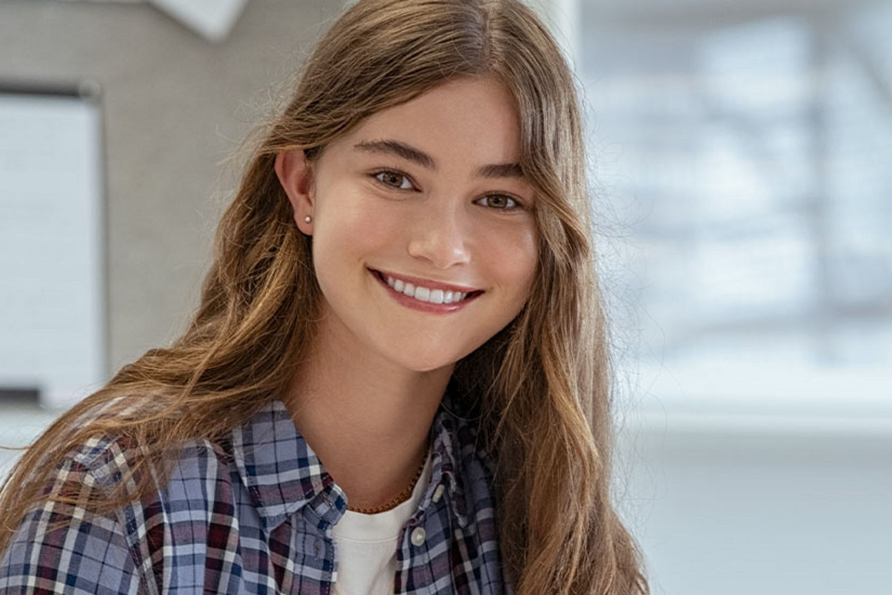 Schülerin, die Zeugnissparen macht.