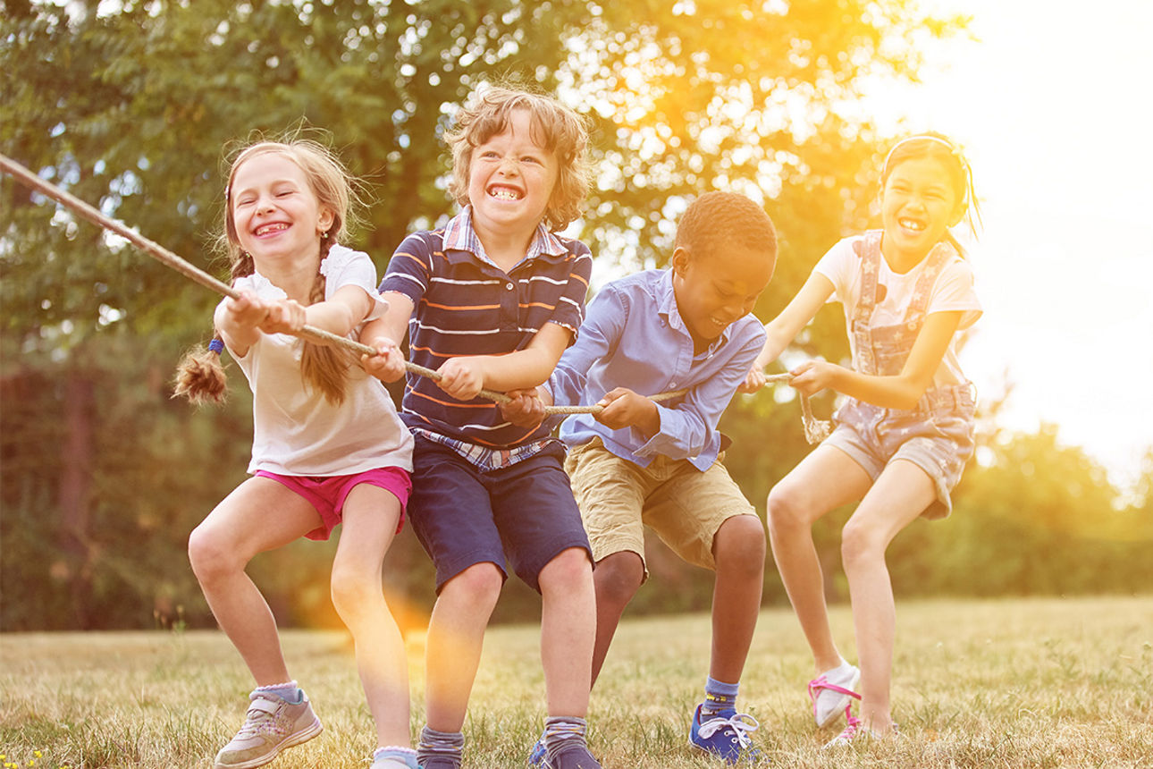 Kinder beim Tauziehen