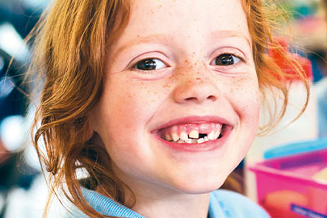 Nahaufnahme eines Kindergesichts, das einen freudigen Ausdruck zeigt.