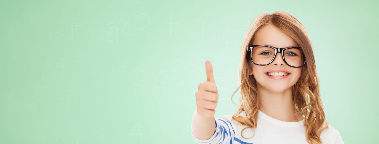 Eine Schülerin mit einer übergroßen Brille zeigt den Daumen hoch