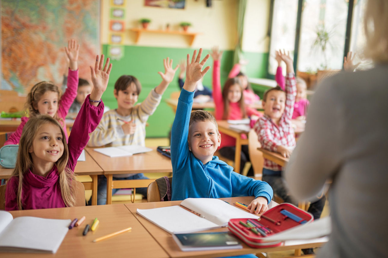Schülerinnen und Schüler melden sich im Unterricht.