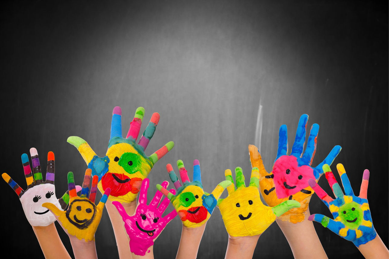Hochgestreckte mit Smileys bunt bemalte Hände