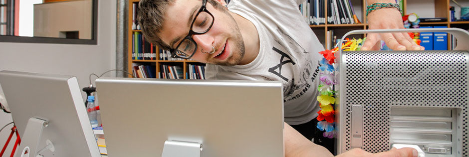  Ein Mann steht mit einem Laptop in der Hand